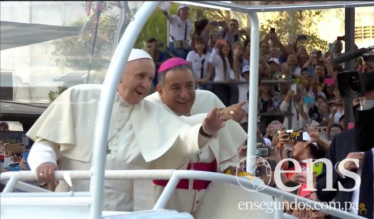 Poco más de 2 mil 500 personas recibieron al Papa Francisco en Tocumen