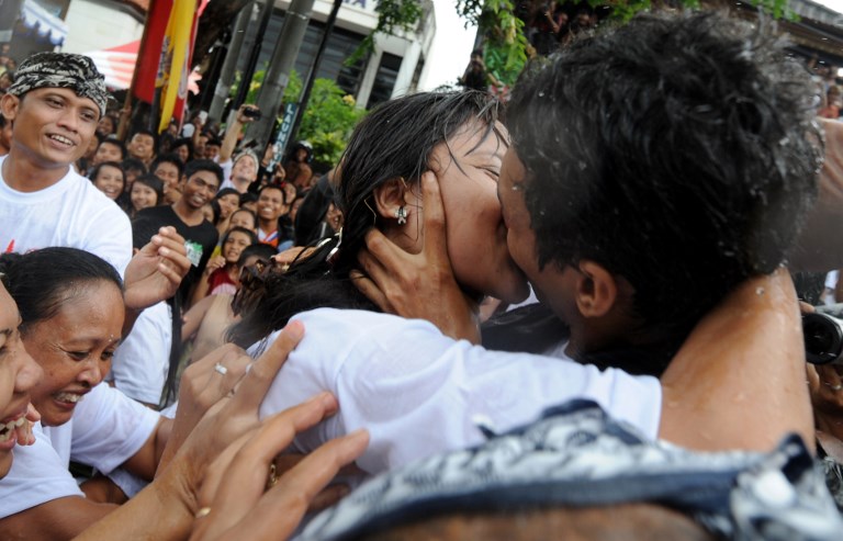 Joven pareja flagelada en Indonesia por besarse en público