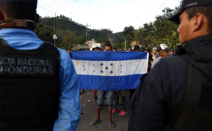 Nueva caravana de hondureños rompe cerco policial para entrar a Guatemala rumbo a EEUU