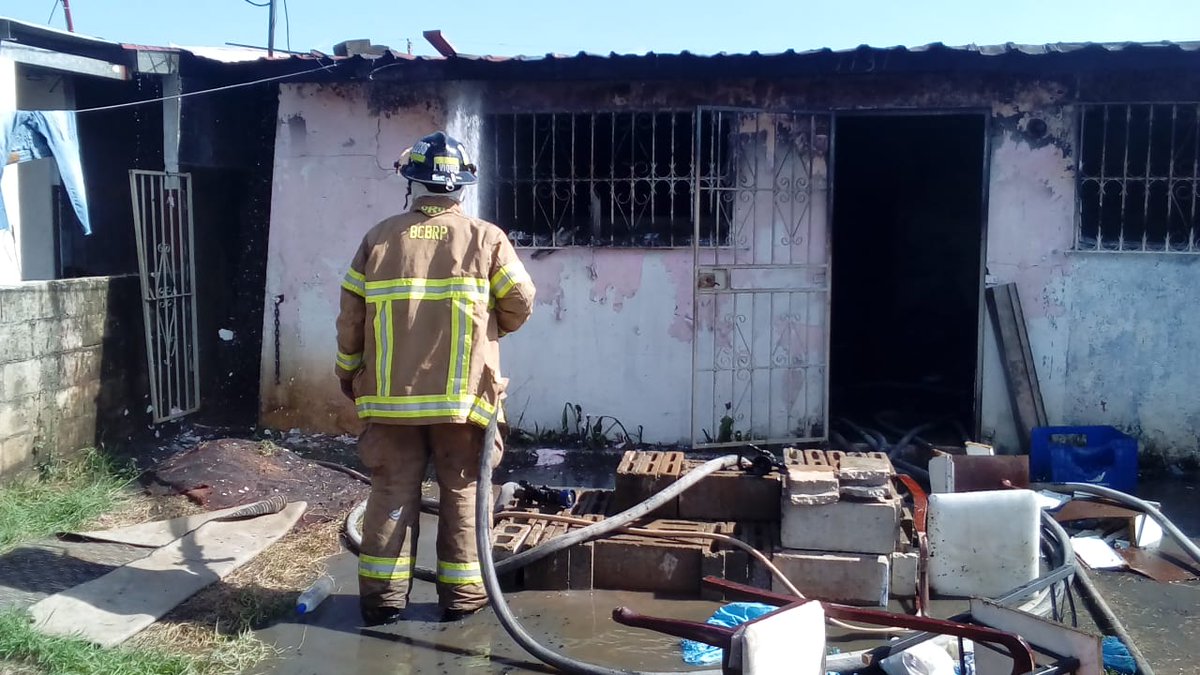Bomberos apagan incendio en una residencia en Las Acacias