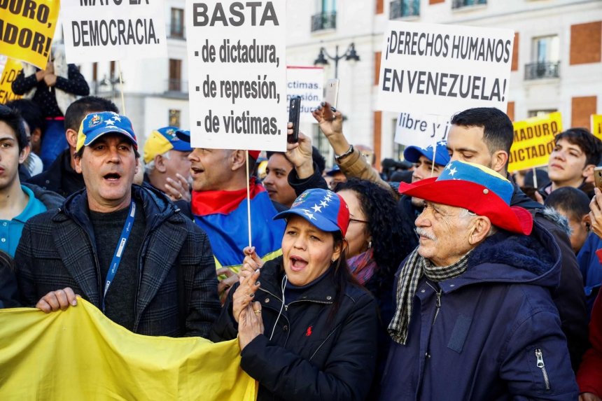 Un centenar de venezolanos repudian al "usurpador" Maduro en Madrid