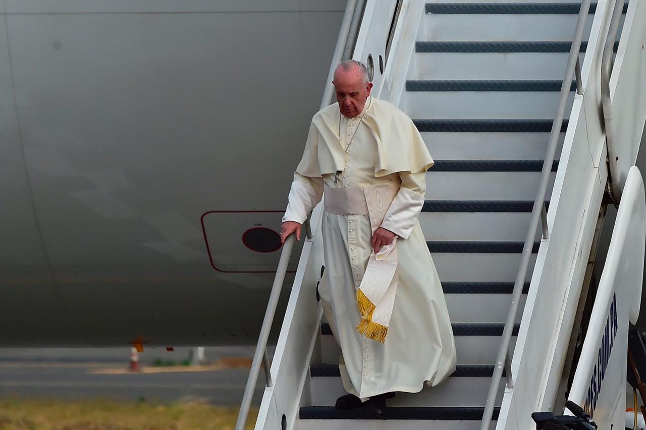 Papa Francisco llega a suelo panameño