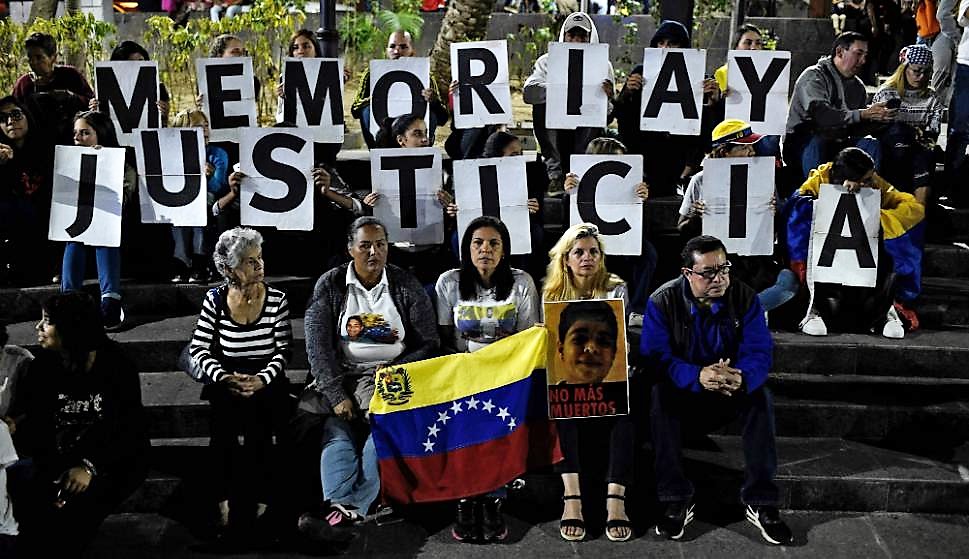 Jóvenes venezolanos recuerdan a los muertos en protestas contra Maduro