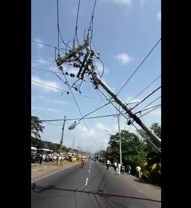 Varias comunidades en Colón sin luz tras la caída de postes de tendido eléctrico