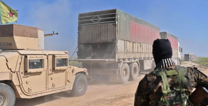 Convoy de camiones abandona reducto del EI en Siria con hombres, mujeres y niños