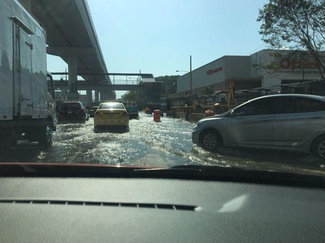 Avenida Domingo Díaz inundada tras rotura de tubería en Brisas del Golf