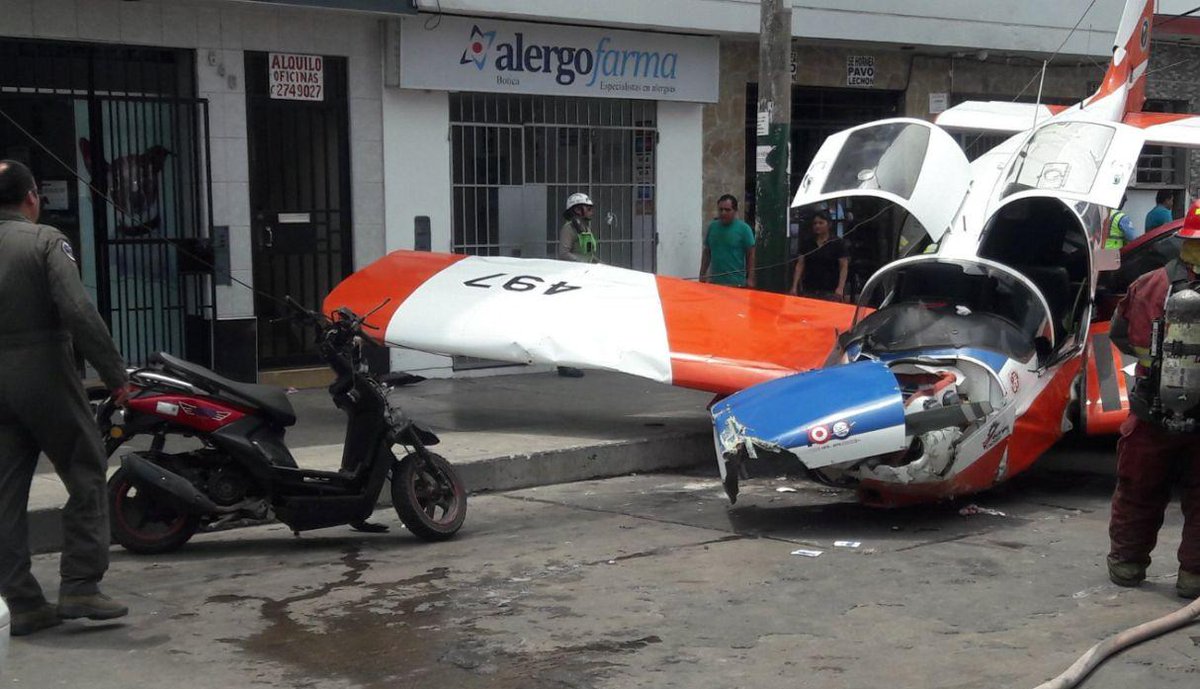 Un herido al estrellarse una avioneta en una avenida de Lima