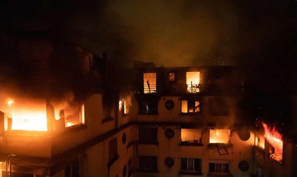 Diez muertos en un incendio aparentemente intencionado en un edificio en París