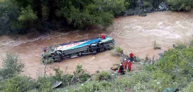 Al menos tres muertos y 12 desaparecidos al caer minibús a un río en Perú