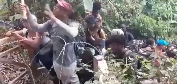 Caravana de migrantes clama ingresar a Panamá desde Colombia