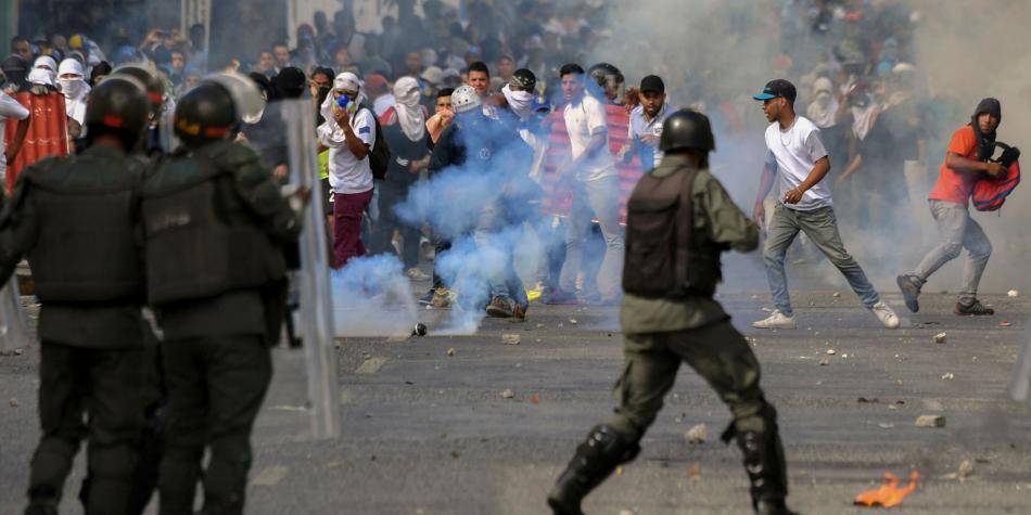 Militares venezolanos dispersan con gases a manifestantes en puente fronterizo con Colombia