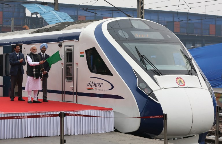 India inaugura tren de alta velocidad pero el convoy choca con una vaca