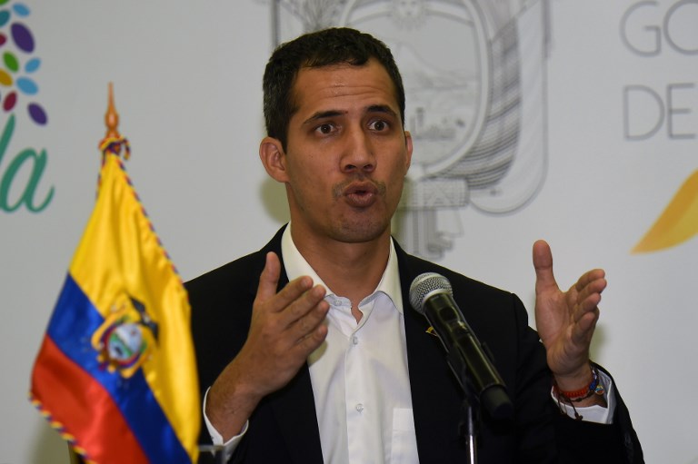 Contraloría venezolana prohíbe transacciones bancarias con Guaidó