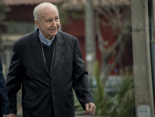 Influyente exarzobispo de Santiago declara por encubrir casos de abuso sexual