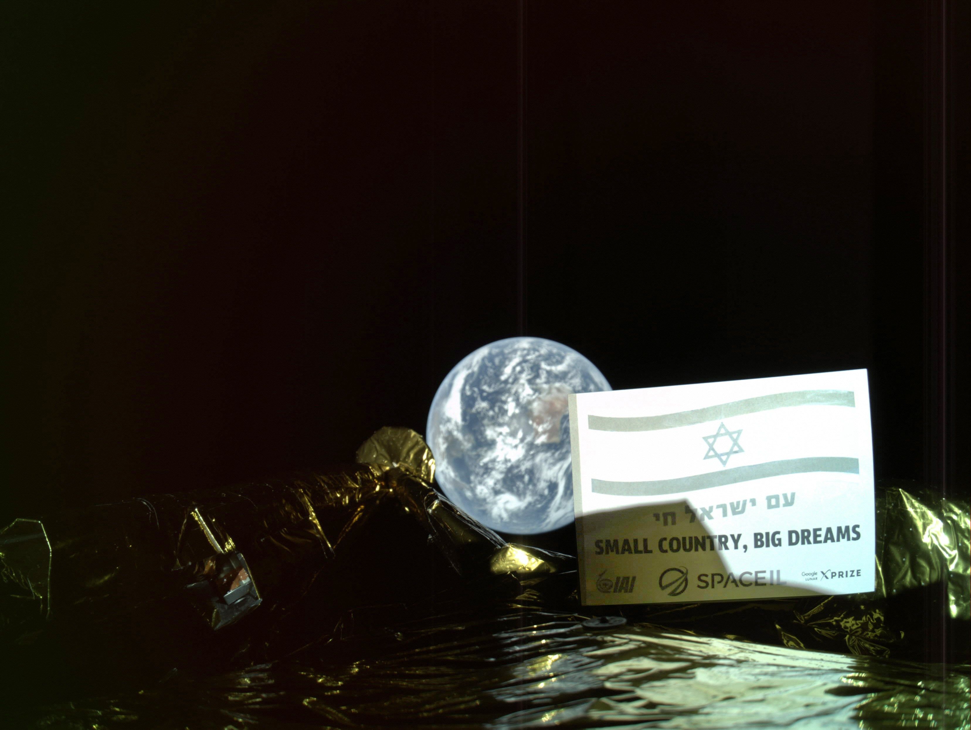 Primera sonda lunar israelí envía un "selfi" con la Tierra
