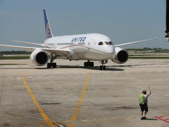 Desviado un Boeing de United Airlines a Nueva Caledonia por humo en la cabina