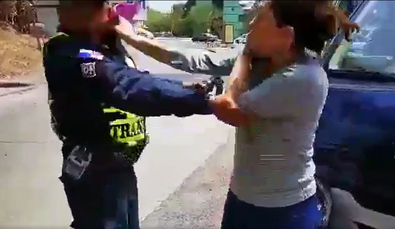 Policía es agredido por una conductora en la Avenida de los Mártires, se investiga el hecho