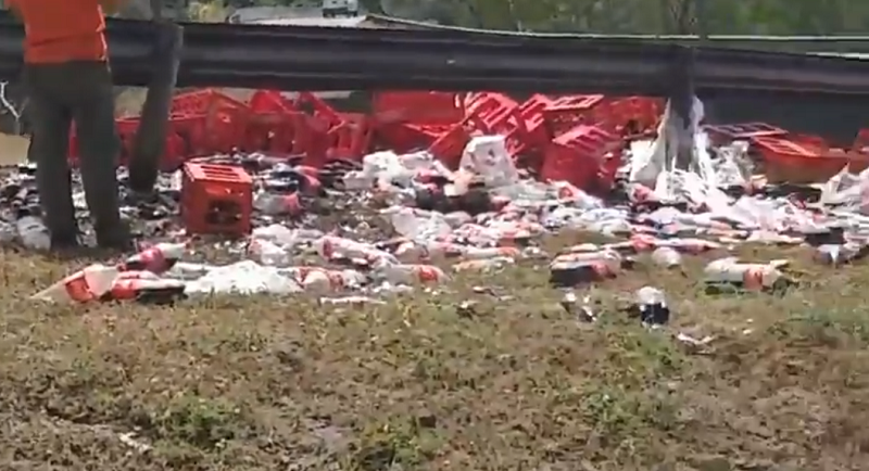 Se desprenden cajas de sodas de un camión en la Vía Centenario