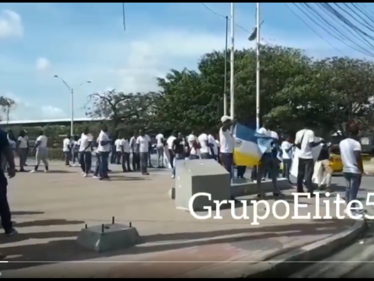Personas protestan en Colón por falta de empleo