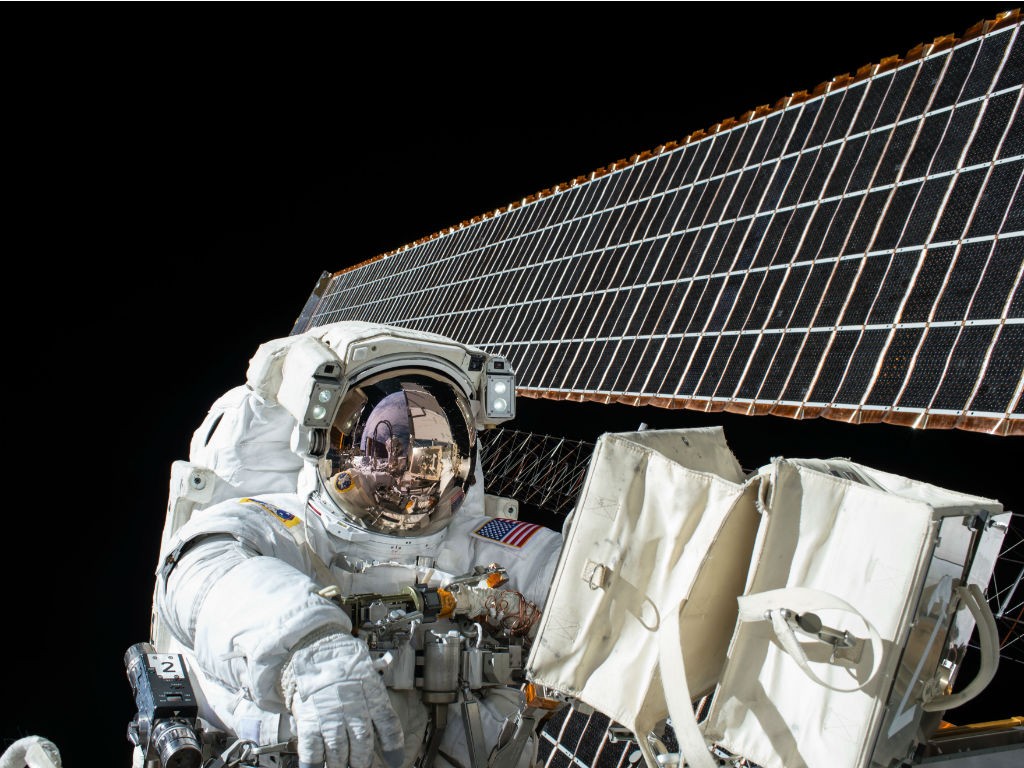 Astronautas de la NASA realizan caminata espacial fuera la ISS