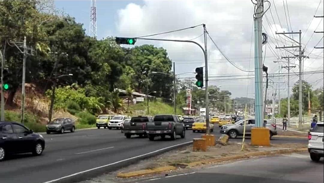 Reparan semáforo donde ocurrió el accidente fatal del bus en Colón
