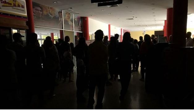 Gobierno de Venezuela suspende jornada laboral y clases por apagón masivo