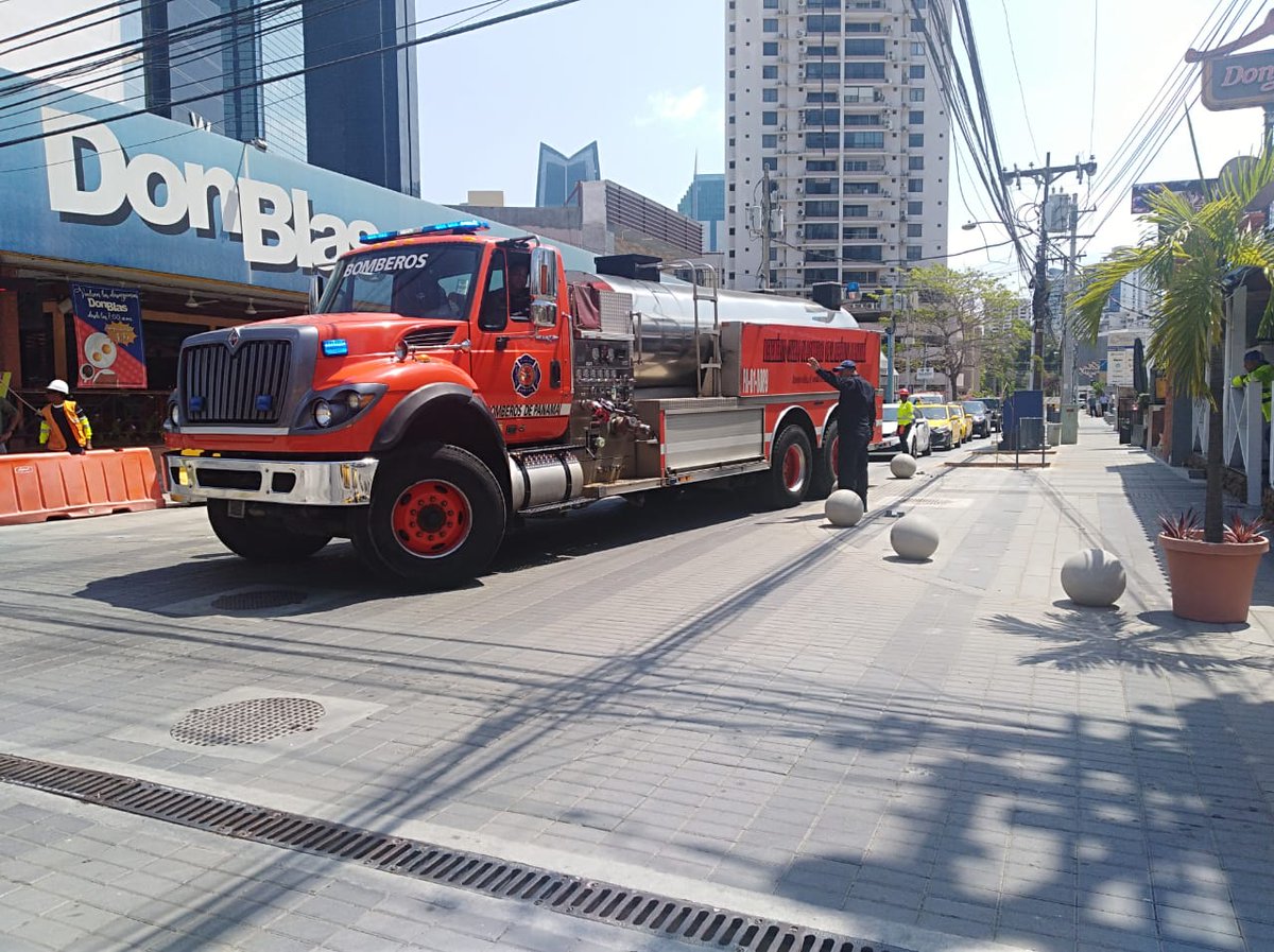 Municipio de Panamá realiza simulacro en Calle Uruguay con carros de bomberos