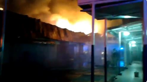 Incendio devoró un minisúper y dos depósitos en Colón