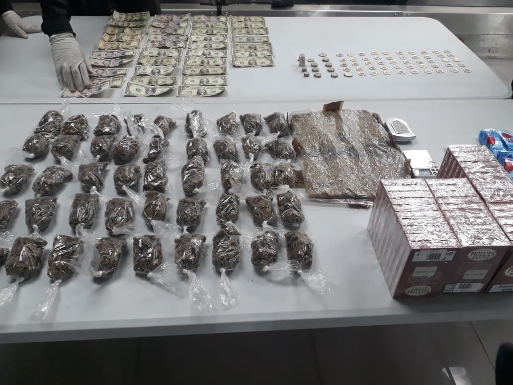 Encuentran droga y dinero en efectivo en una nevera en Colón