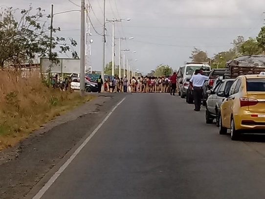 Estudiantes cierran carretera en Tanara en señal de protesta