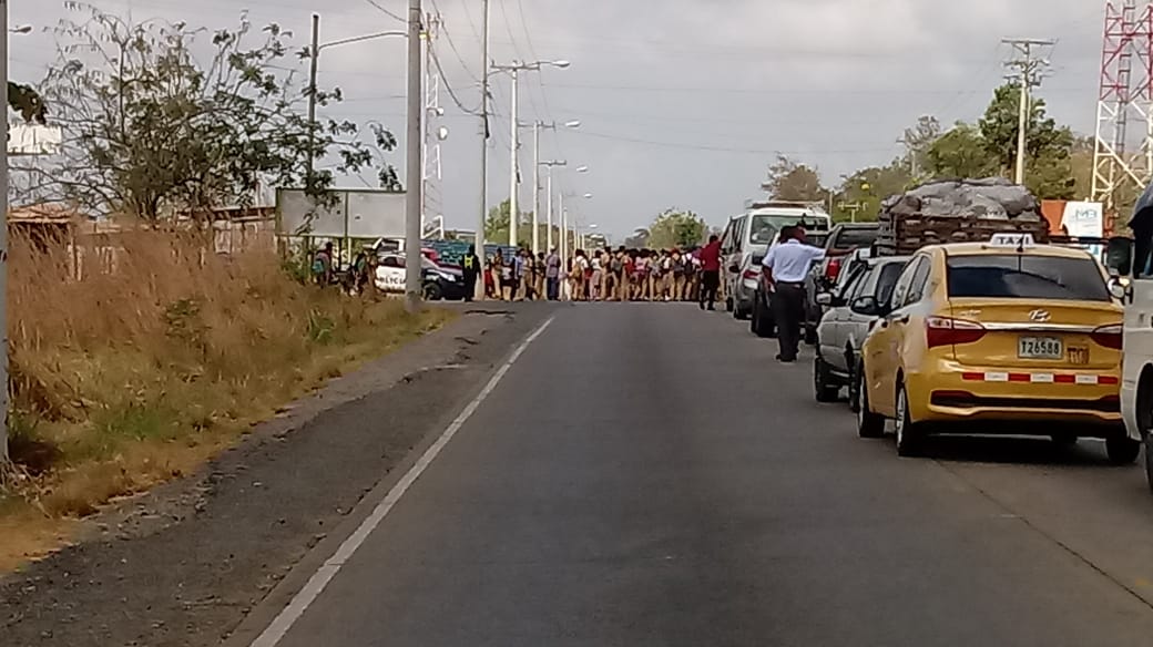 Estudiantes cierran carretera en Tanara en señal de protesta