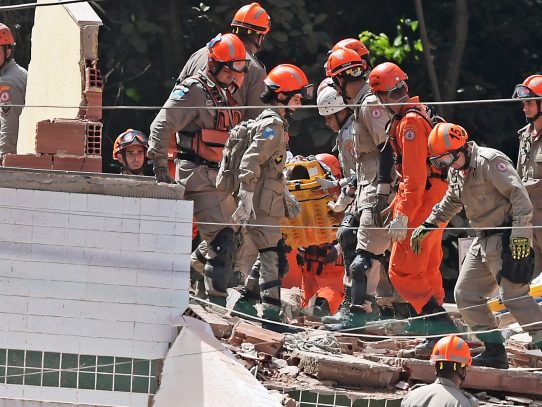 Al menos dos muertos en derrumbe de edificios en favela de Rio de Janeiro