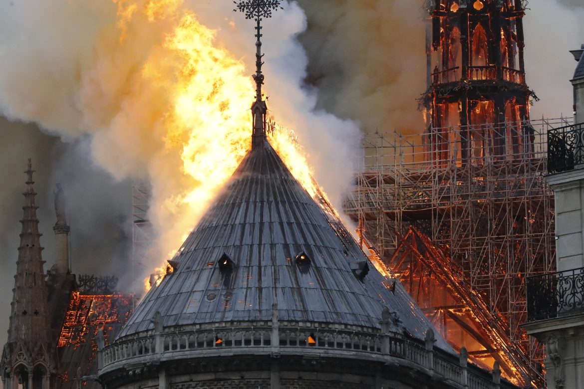 Incendio en curso en la catedral Notre Dame de París