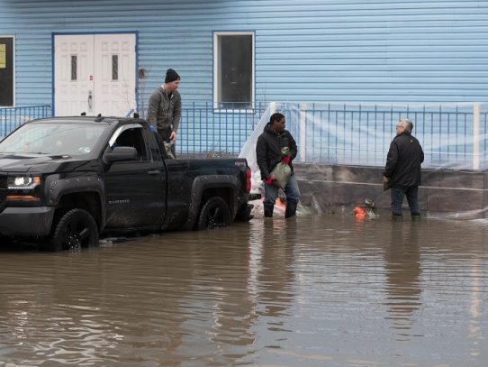 Miles de evacuados y casas bajo el agua por inundaciones en Canadá