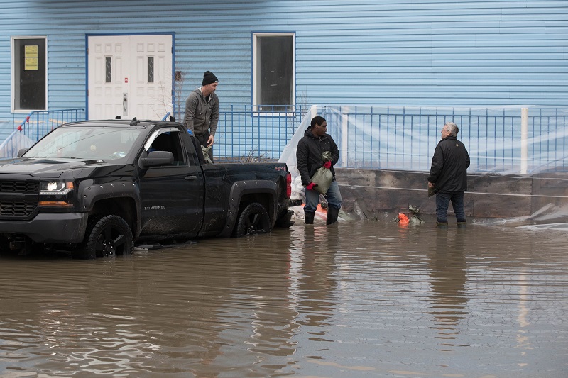 Miles de evacuados y casas bajo el agua por inundaciones en Canadá