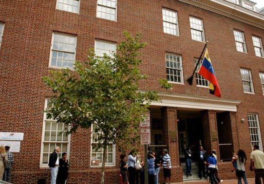 Activistas duermen en la embajada de Venezuela en EE.UU. para evitar llegada de delegación de Guaidó