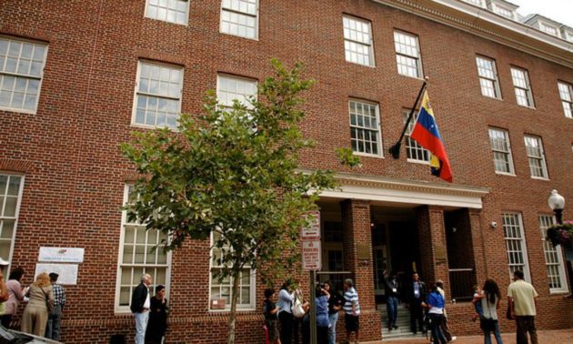 Activistas duermen en la embajada de Venezuela en EE.UU. para evitar llegada de delegación de Guaidó