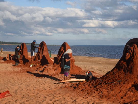 Las estaciones del Vía Crucis esculpidas en arena a orillas del Paraná