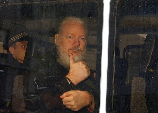 El genio de Wikiliks, Julian Assange es presentado a un juez en Inglaterra