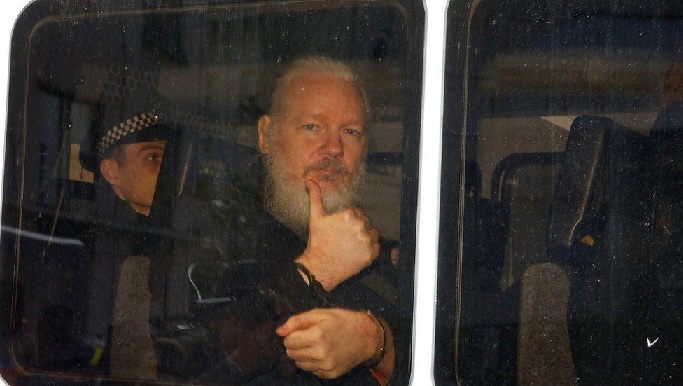 Siete años en una embajada: El extraño aislamiento de Julian Assange