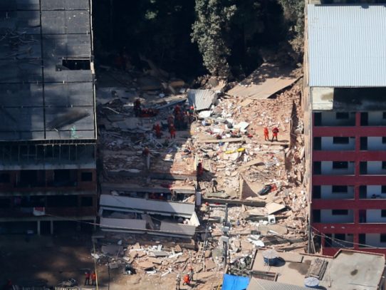 Siete muertos y 17 desaparecidos tras derrumbe de edificios en Rio