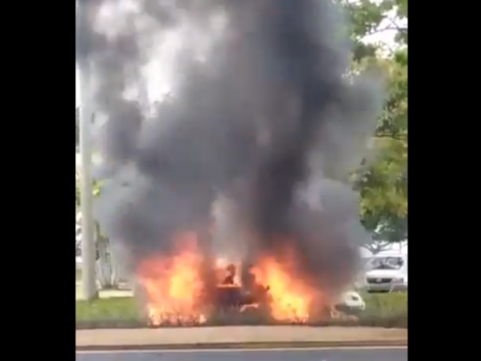 Vehículo se incendia en la Avenida Balboa
