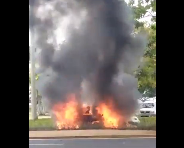 Vehículo se incendia en la Avenida Balboa