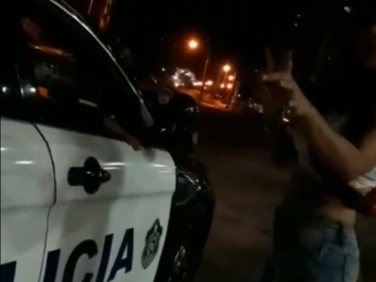 Policía investiga vídeo donde aparecen unidades con "Teta Pa´ Los manes"