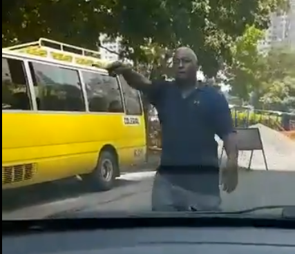 Taxista rompe espejo del retrovisor de auto particular