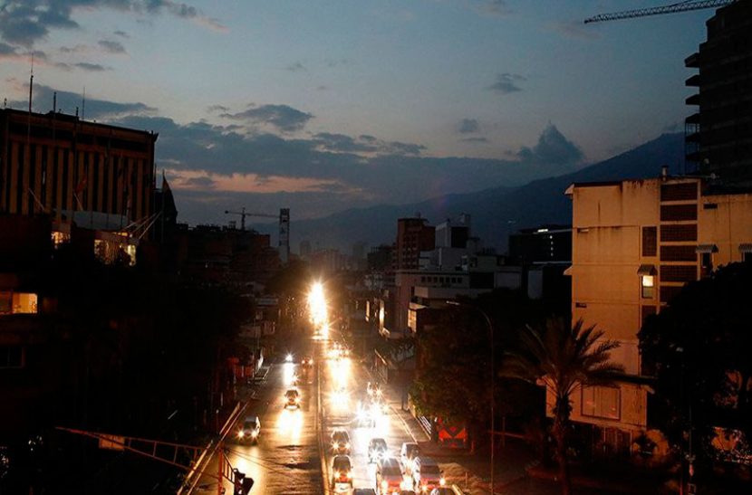 Venezolanos se abastecen de plantas eléctricas y velas en Colombia por apagones