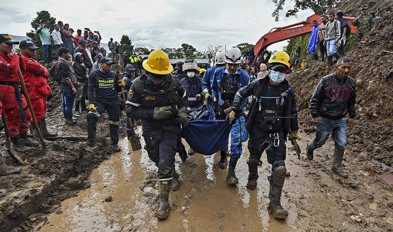 Suben a 20 los muertos por derrumbe en suroeste de Colombia