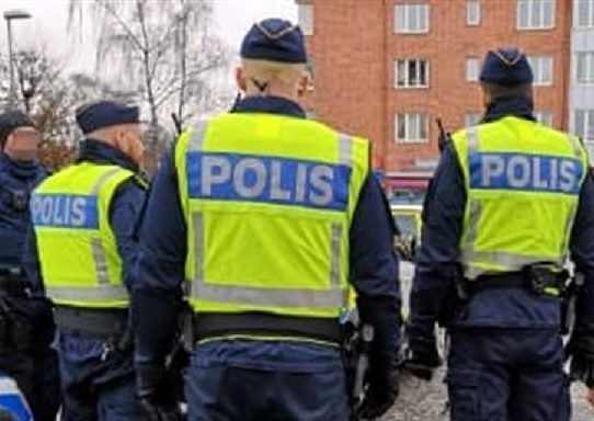 Arresto al desnudo: Policía sueco detiene a un fugitivo en el sauna