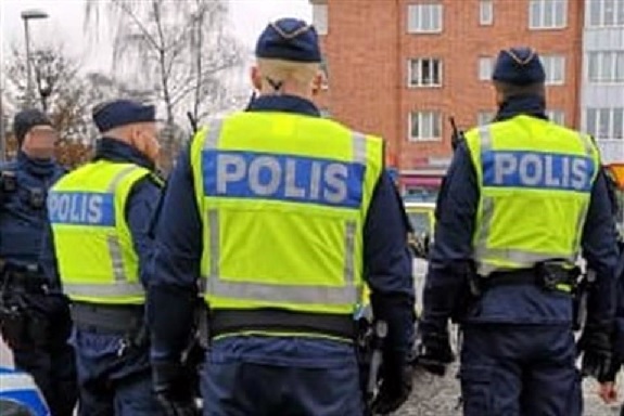 Arresto al desnudo: Policía sueco detiene a un fugitivo en el sauna