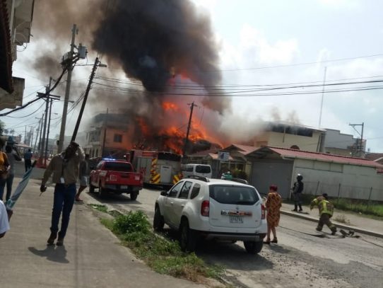 Fuego en  la ciudad de Colón requirió atención de 3 cuarteles de bomberos